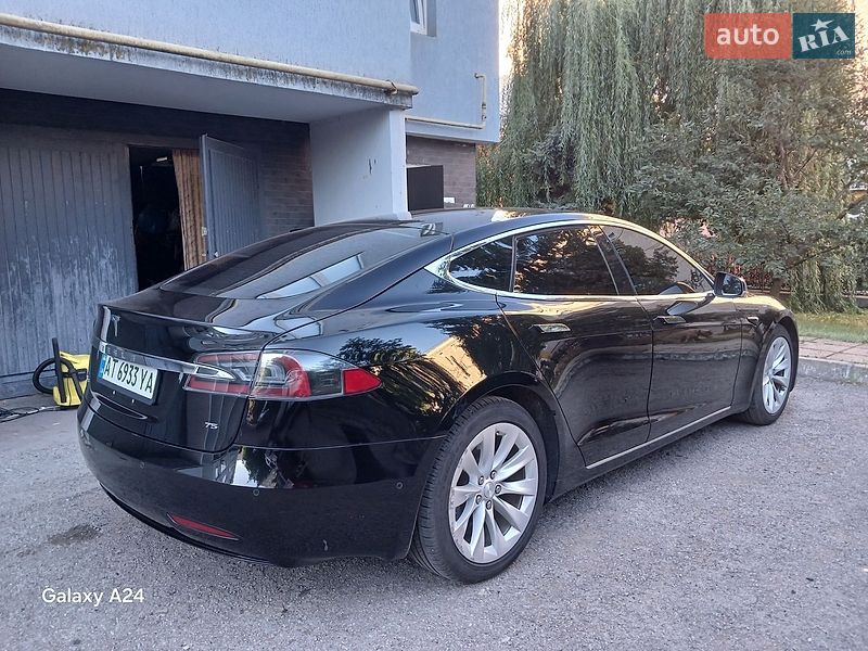Ліфтбек Tesla Model S 2017 в Івано-Франківську