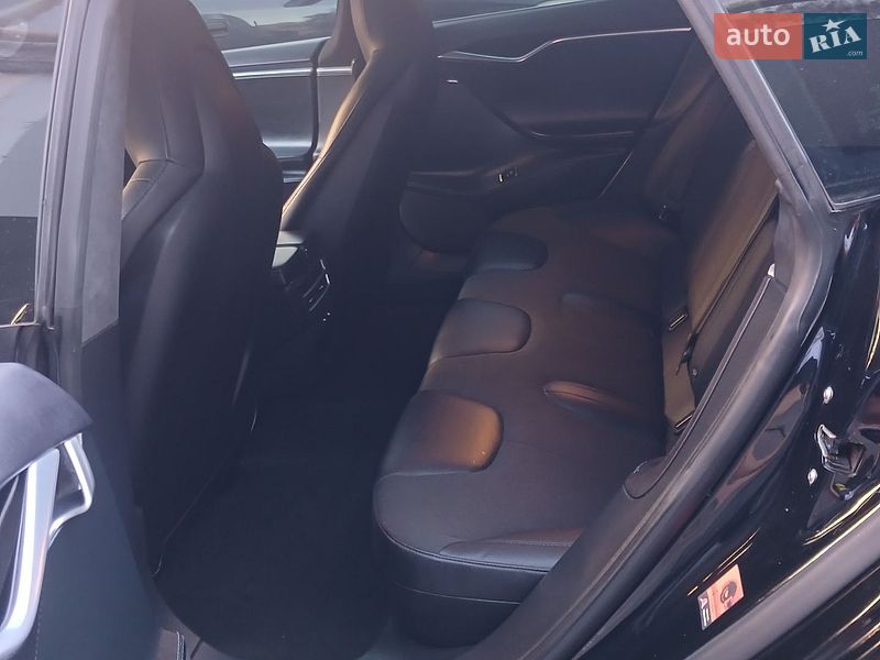 Лифтбек Tesla Model S 2017 в Ивано-Франковске