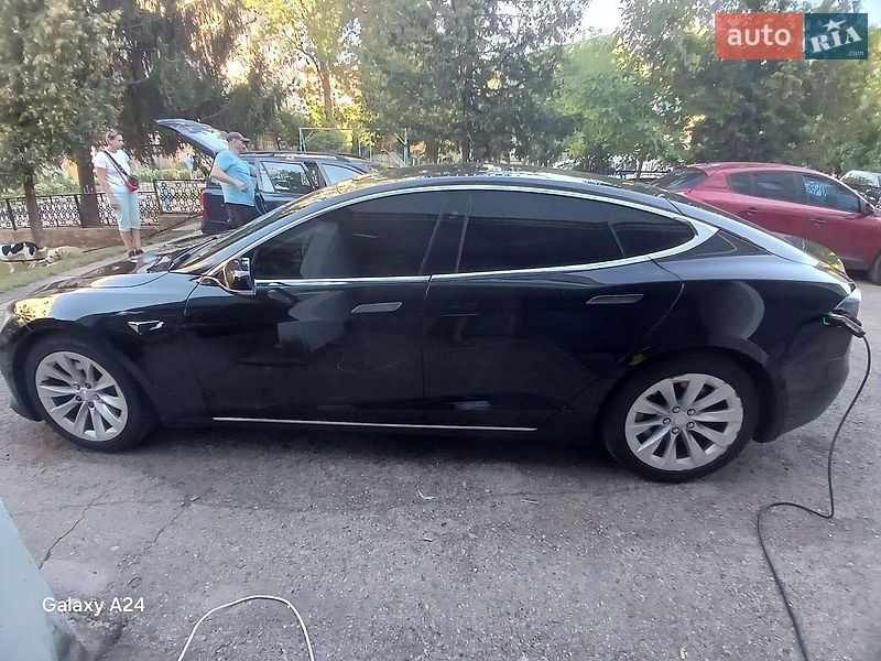 Ліфтбек Tesla Model S 2017 в Івано-Франківську