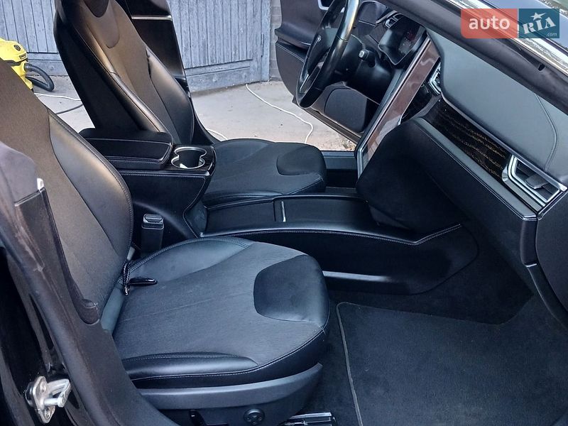 Ліфтбек Tesla Model S 2017 в Івано-Франківську