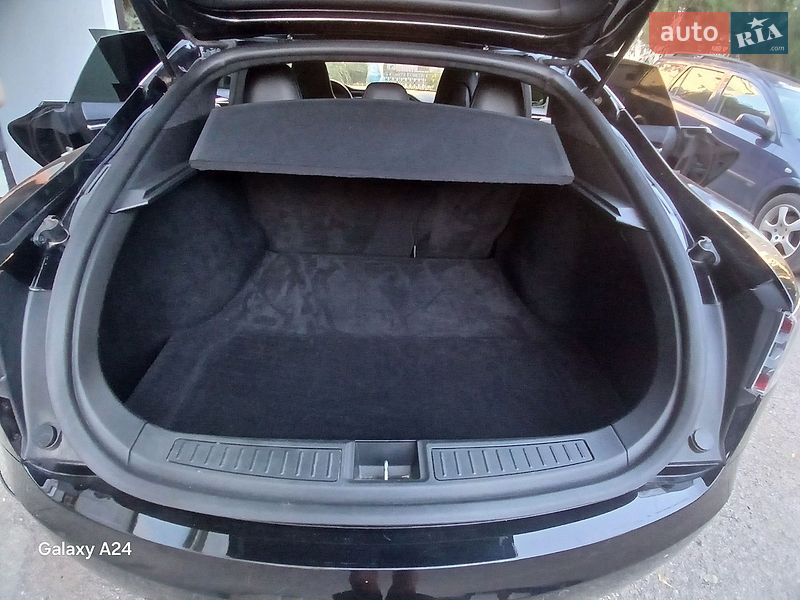 Ліфтбек Tesla Model S 2017 в Івано-Франківську