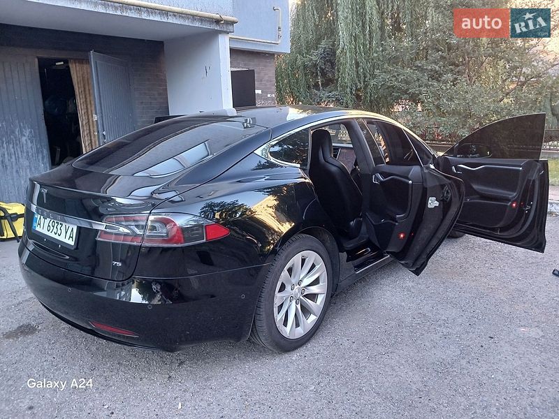 Лифтбек Tesla Model S 2017 в Ивано-Франковске