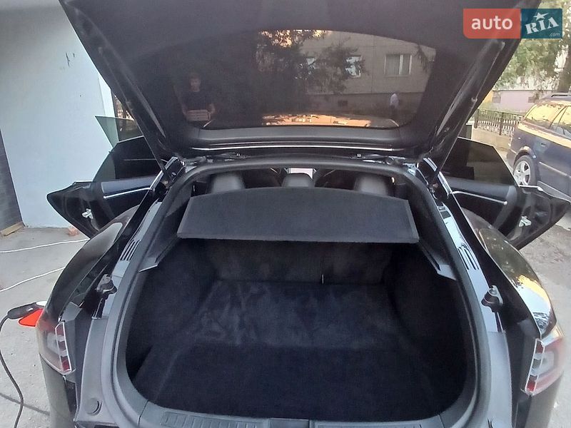 Ліфтбек Tesla Model S 2017 в Івано-Франківську