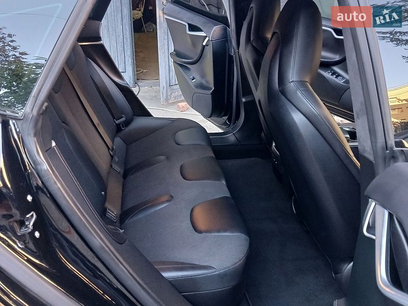 Ліфтбек Tesla Model S 2017 в Івано-Франківську
