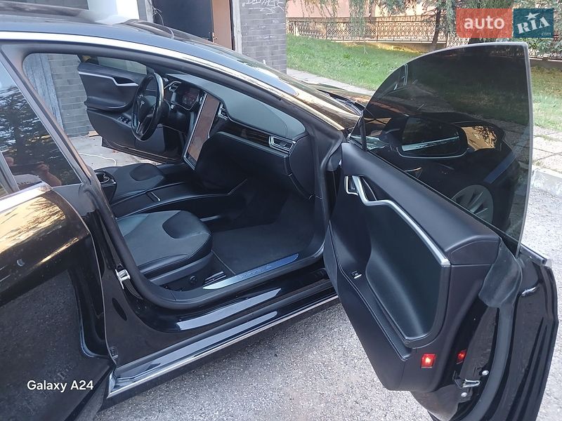 Ліфтбек Tesla Model S 2017 в Івано-Франківську