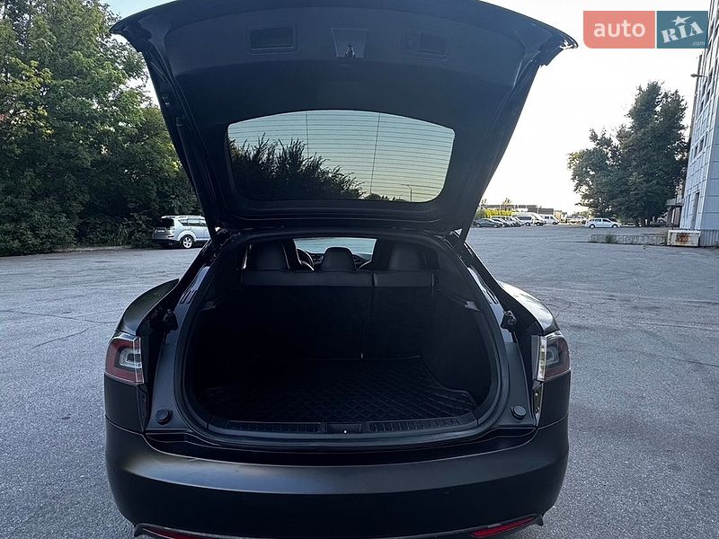 Лифтбек Tesla Model S 2015 в Днепре