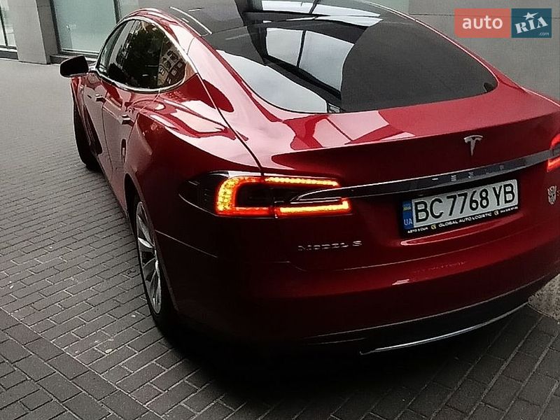 Лифтбек Tesla Model S 2013 в Львове