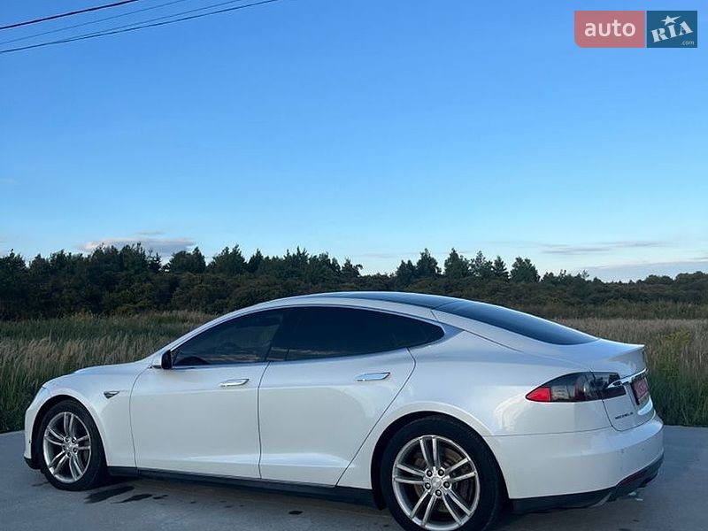 Лифтбек Tesla Model S 2013 в Львове