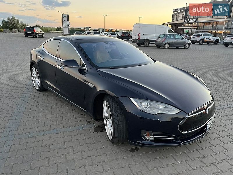 Лифтбек Tesla Model S 2015 в Черновцах