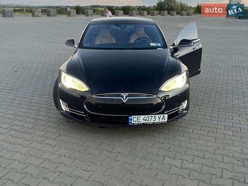Лифтбек Tesla Model S 2015 в Черновцах