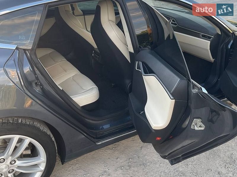 Лифтбек Tesla Model S 2015 в Каменец-Подольском
