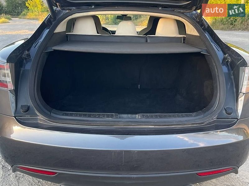 Лифтбек Tesla Model S 2015 в Каменец-Подольском