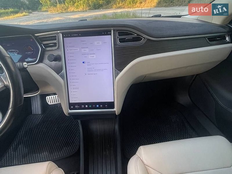 Лифтбек Tesla Model S 2015 в Каменец-Подольском