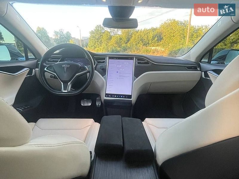 Лифтбек Tesla Model S 2015 в Каменец-Подольском