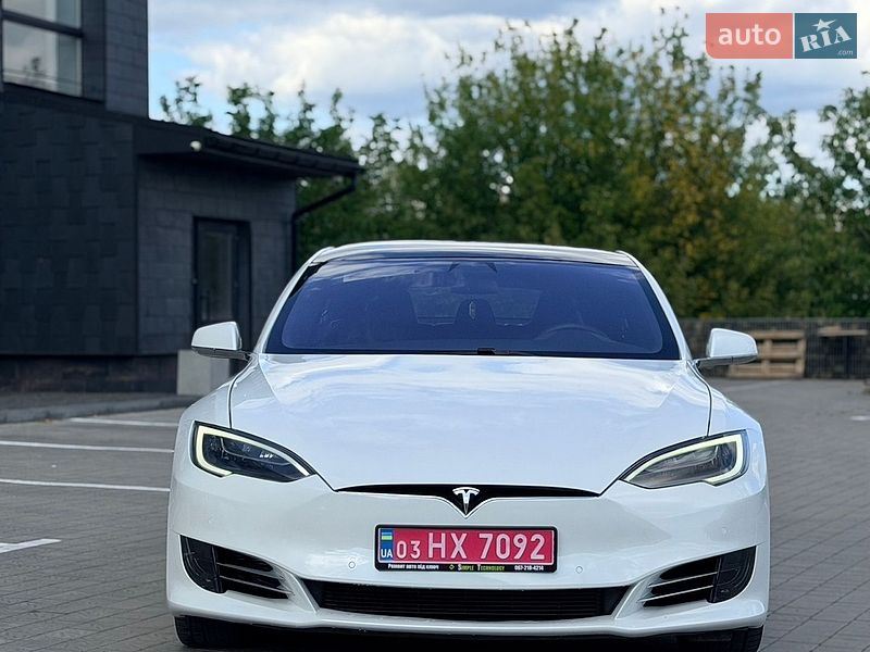 Лифтбек Tesla Model S 2017 в Ровно
