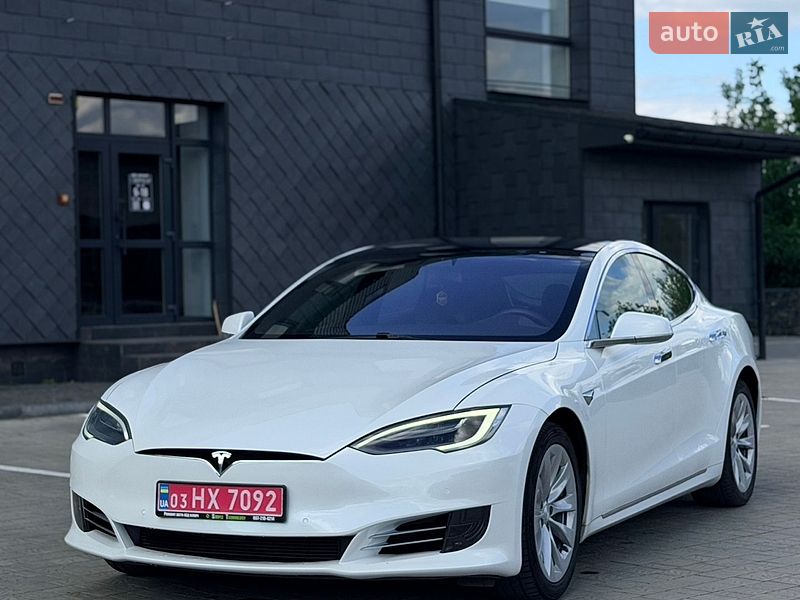 Лифтбек Tesla Model S 2017 в Ровно