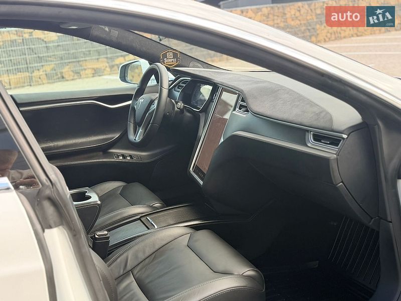 Лифтбек Tesla Model S 2017 в Ровно
