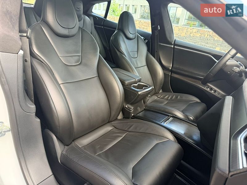 Лифтбек Tesla Model S 2017 в Ровно