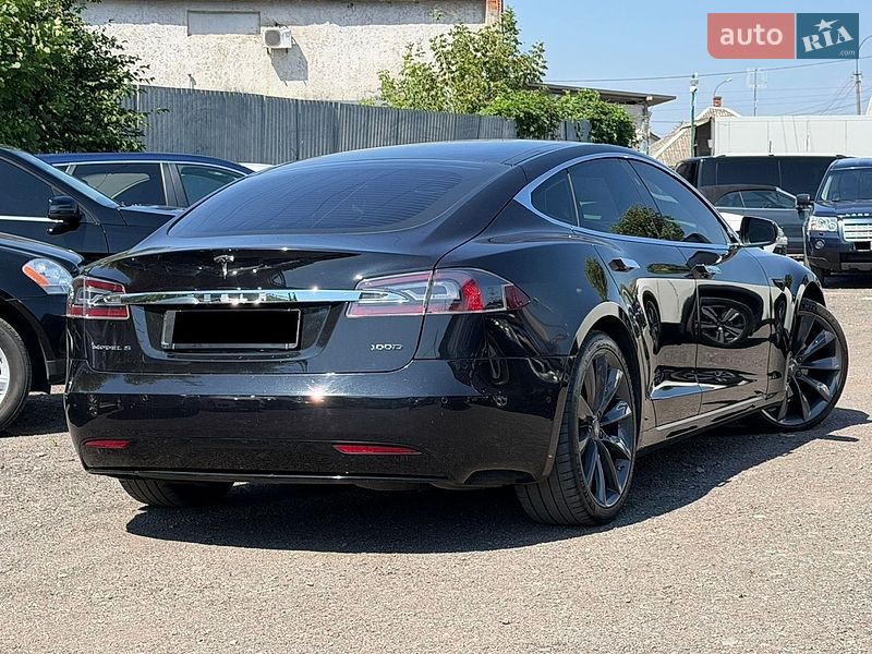 Лифтбек Tesla Model S 2017 в Ужгороде