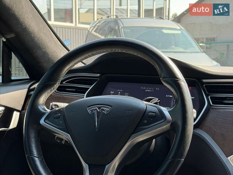 Лифтбек Tesla Model S 2017 в Ужгороде