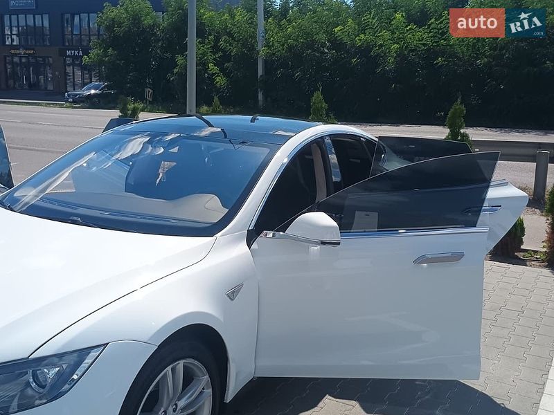 Лифтбек Tesla Model S 2015 в Виннице