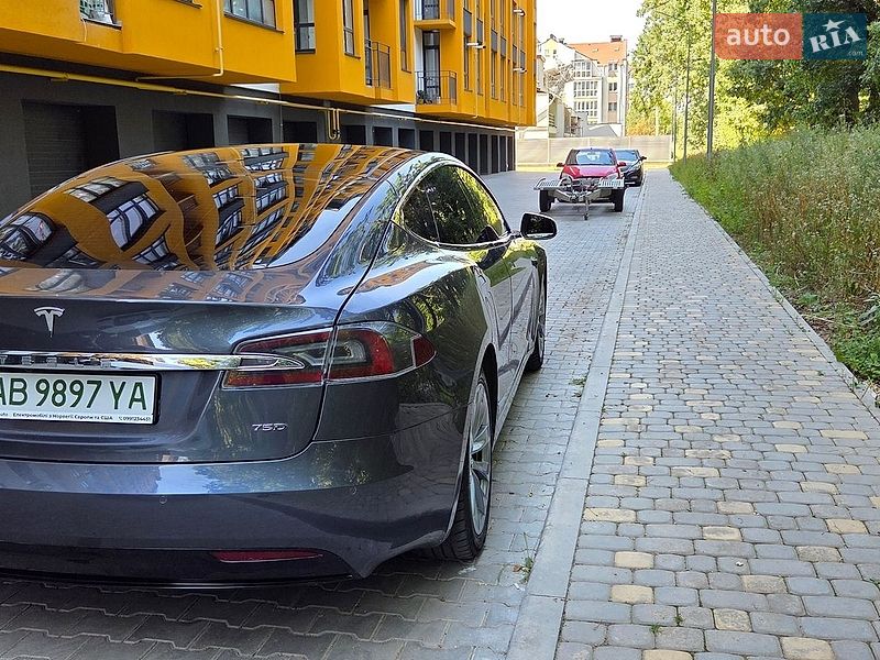 Лифтбек Tesla Model S 2018 в Виннице