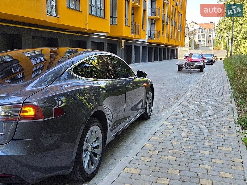 Лифтбек Tesla Model S 2018 в Виннице