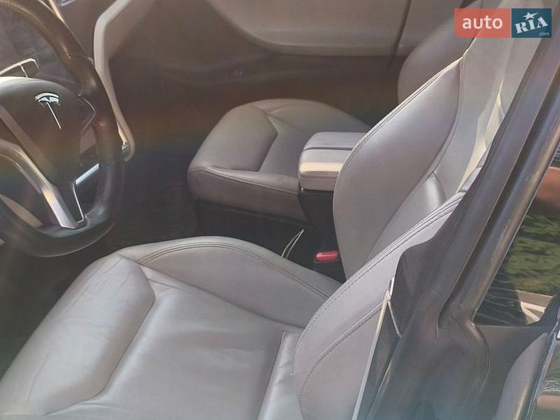 Ліфтбек Tesla Model S 2016 в Івано-Франківську