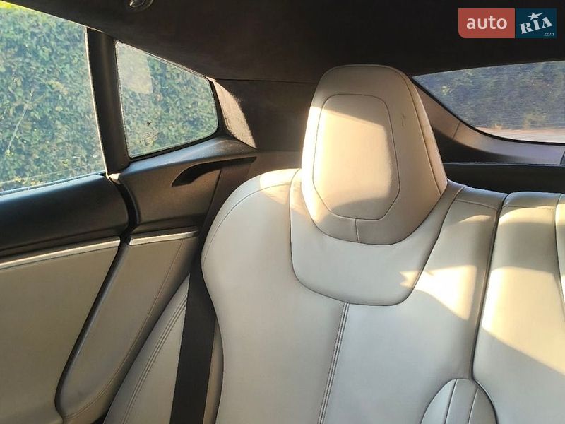 Ліфтбек Tesla Model S 2016 в Івано-Франківську
