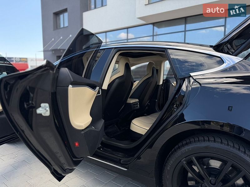 Лифтбек Tesla Model S 2015 в Ивано-Франковске