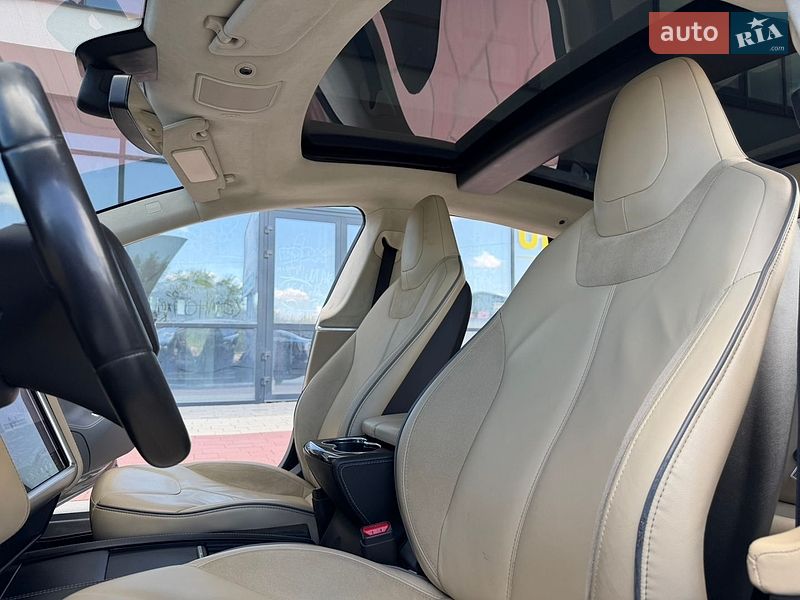 Лифтбек Tesla Model S 2015 в Ивано-Франковске