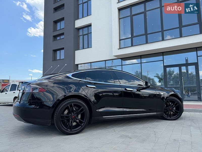 Лифтбек Tesla Model S 2015 в Ивано-Франковске