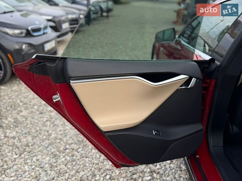 Ліфтбек Tesla Model S 2016 в Івано-Франківську
