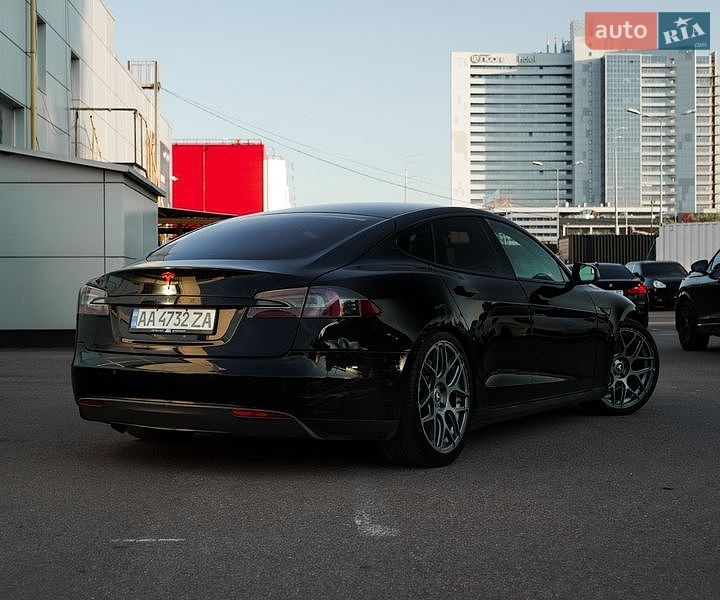 Ліфтбек Tesla Model S 2015 в Києві