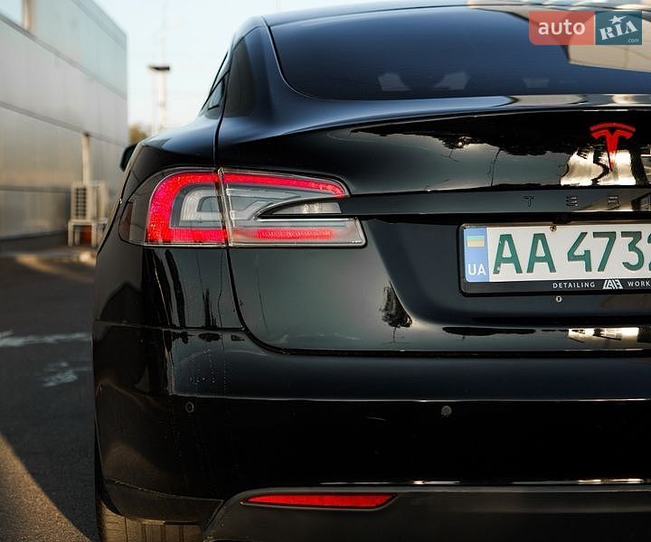 Ліфтбек Tesla Model S 2015 в Києві