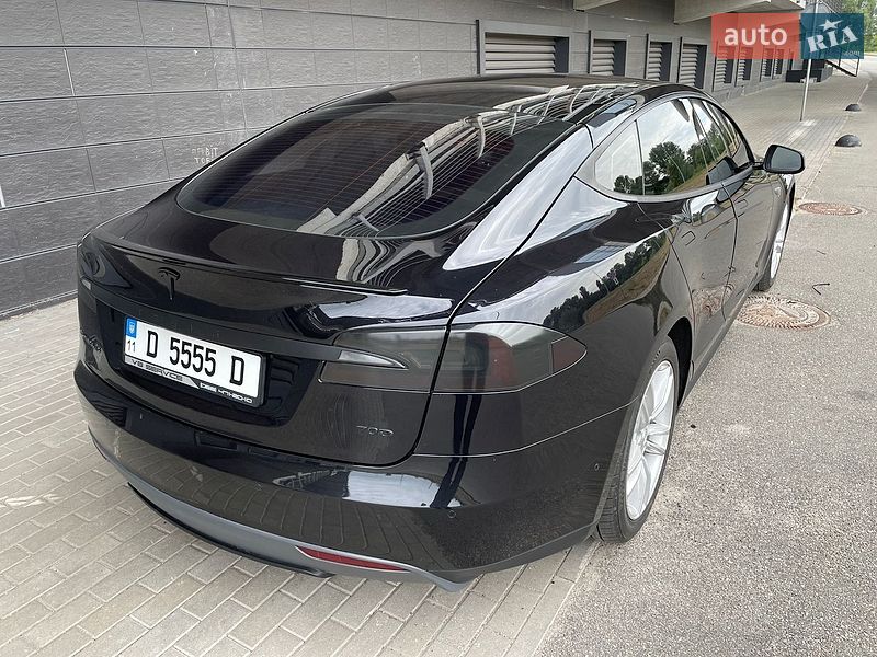 Ліфтбек Tesla Model S 2015 в Києві