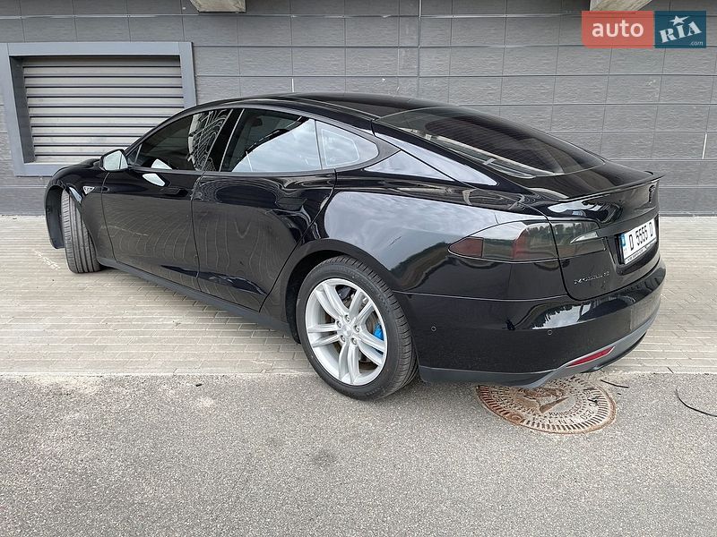 Ліфтбек Tesla Model S 2015 в Києві