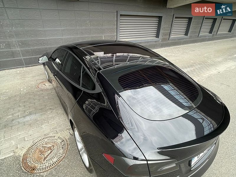 Ліфтбек Tesla Model S 2015 в Києві