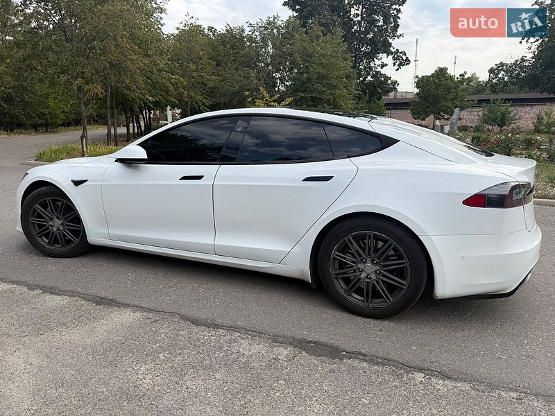 Лифтбек Tesla Model S 2021 в Запорожье