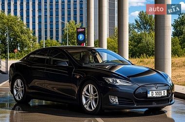 Лифтбек Tesla Model S 2015 в Киеве