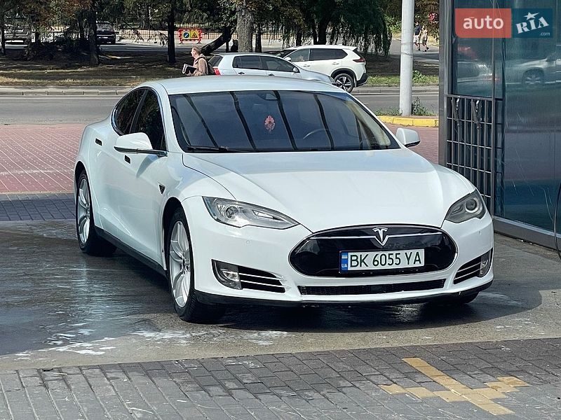 Ліфтбек Tesla Model S 2015 в Рівному