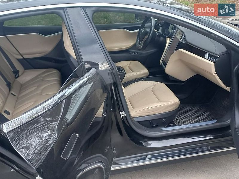Ліфтбек Tesla Model S 2016 в Івано-Франківську
