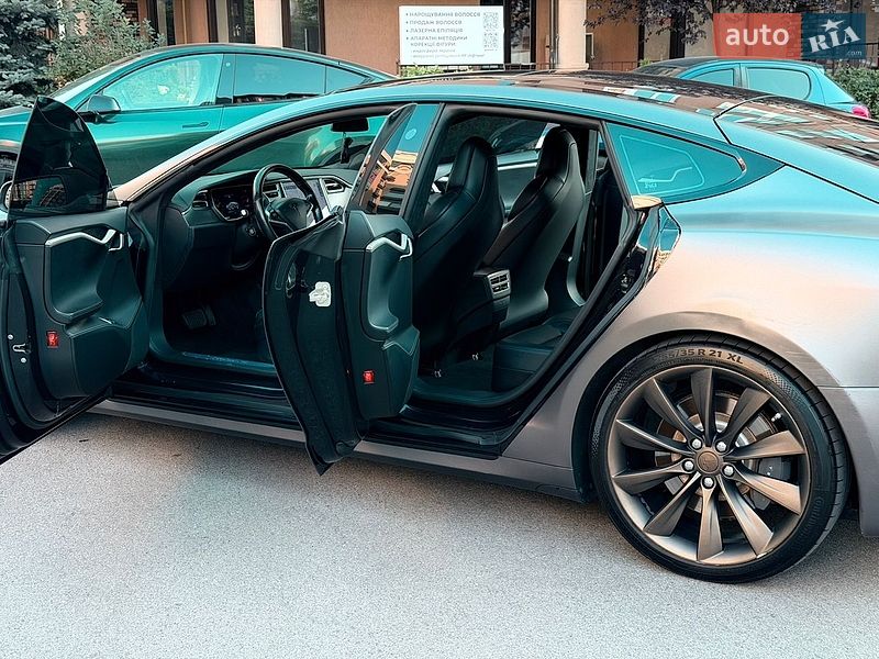 Ліфтбек Tesla Model S 2017 в Києві