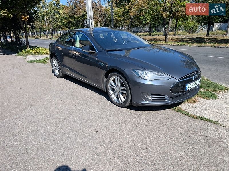 Ліфтбек Tesla Model S 2014 в Дніпрі