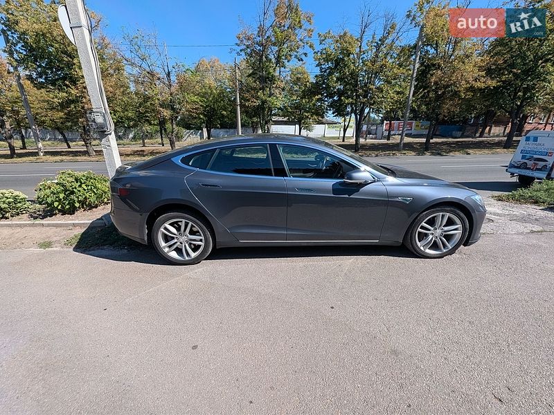 Ліфтбек Tesla Model S 2014 в Дніпрі