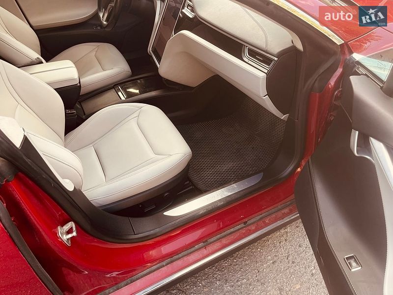 Ліфтбек Tesla Model S 2016 в Запоріжжі