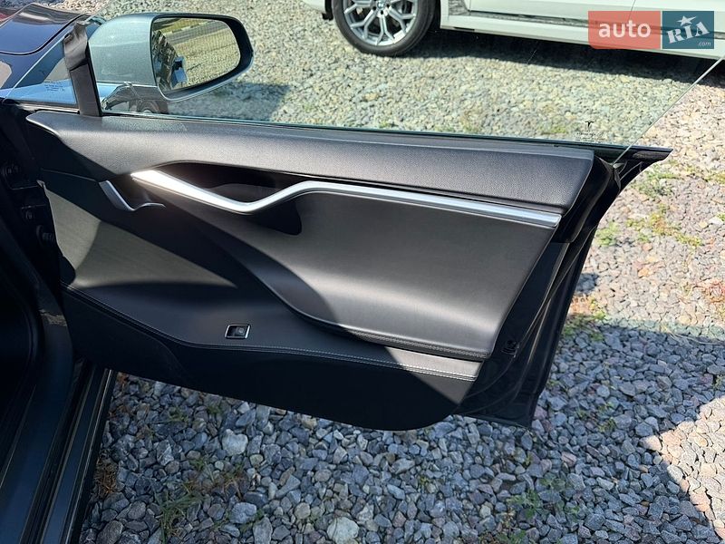 Лифтбек Tesla Model S 2014 в Черновцах