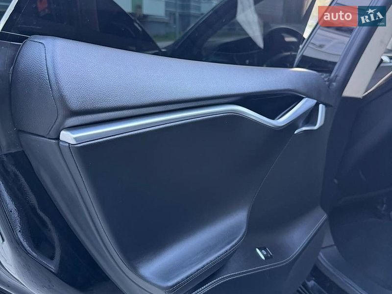 Лифтбек Tesla Model S 2014 в Новояворовске