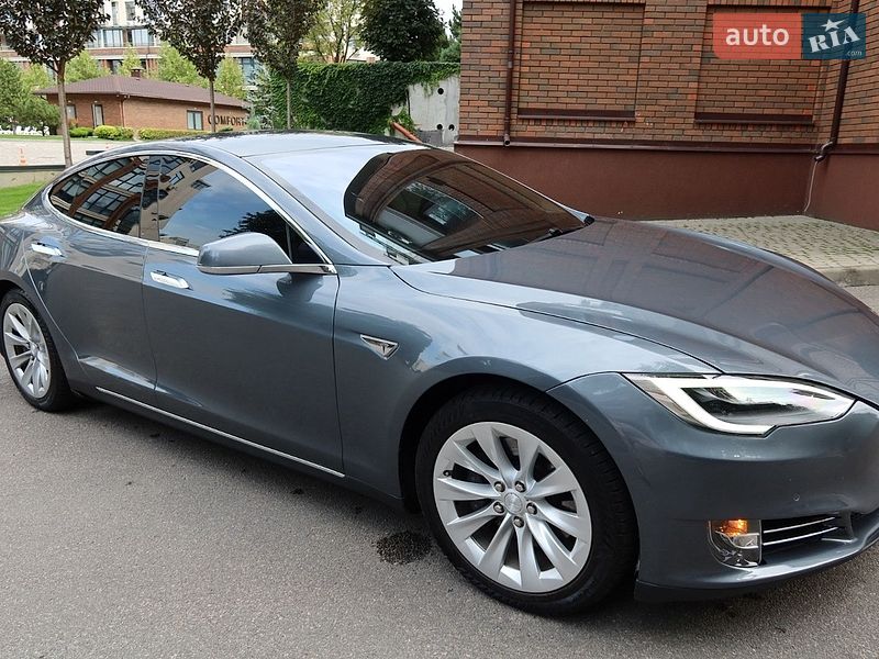 Ліфтбек Tesla Model S 2014 в Дніпрі