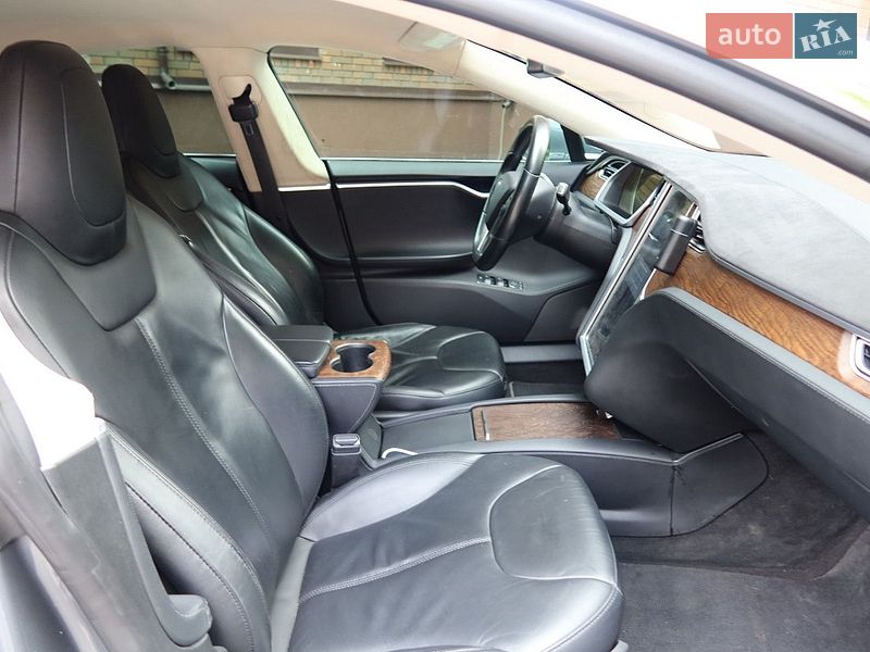 Ліфтбек Tesla Model S 2014 в Дніпрі